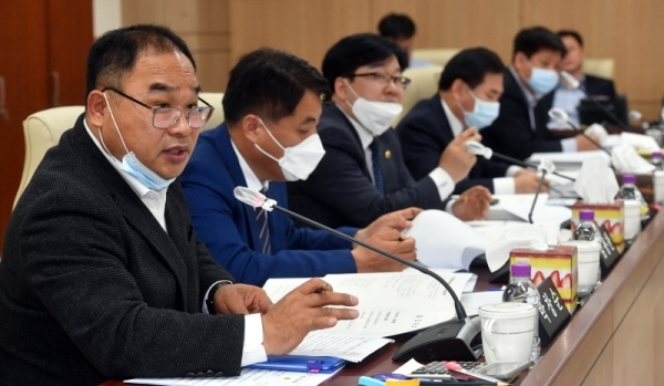 23일 경기도의회 제343회 임시회 안전행정위원회에서 열린 경기도 재난기본소득지원 일부 개정 조례안에 대한 심의에서 박창순 의원이 질의 하고 있다.전형민기자