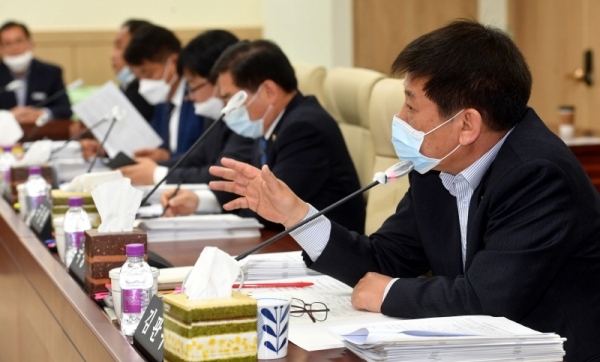 23일 경기도의회 제343회 임시회 안전행정위원회에서 의원들이 경기도 재난기본소득지원 일부 개정 조례안 등에 대한 안건 심의를 하고 있다.전형민기자