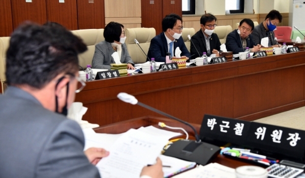 23일 경기도의회 제343회 임시회 안전행정위원회에서 의원들이 경기도 재난기본소득지원 일부 개정 조례안 등에 대한 안건 심의를 하고 있다.전형민기자