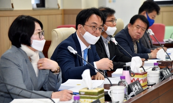 23일 경기도의회 제343회 임시회 안전행정위원회에서 열린 경기도인재개발원 공유재산 무상대부 동의안에 대한 심의에서 이동현  의원이 질의 하고 있다.전형민기자