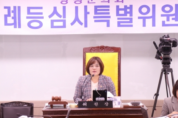 양서면을 분리해 국수면을 신설하자는 집행부의 의견제시 요구에 조례심사특별위원회 윤순옥 위원장이 여론조사 신뢰성 보완과 공청회 등 군민공감대 형성이 필요하다는 유보 의견을 내놓았다.