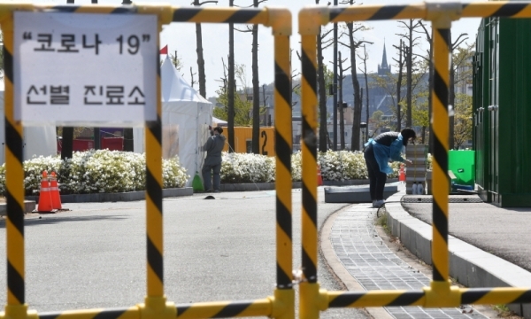 수원월드컵경기장 주차장에서 드라이브 스루 방식으로 운영되던 경기도 코로나19 선별진료소가 이용자 급감으로 23일부터 운영이 잠정 중단됐다. 도 관계자들이 선별진료소에서 사용하던 각종 자재 및 물품을 정리하고 있다. 김시범기자