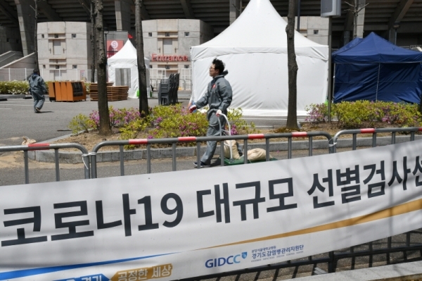 수원월드컵경기장 주차장에서 드라이브 스루 방식으로 운영되던 경기도 코로나19 선별진료소가 이용자 급감으로 23일부터 운영이 잠정 중단됐다. 도 관계자들이 선별진료소에서 사용하던 각종 자재 및 물품을 정리하고 있다. 김시범기자