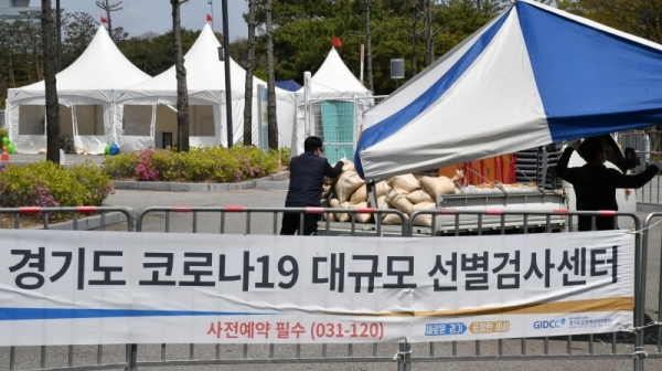 수원월드컵경기장 주차장에서 드라이브 스루 방식으로 운영되던 경기도 코로나19 선별진료소가 이용자 급감으로 23일부터 운영이 잠정 중단됐다. 도 관계자들이 선별진료소에서 사용하던 각종 자재 및 물품을 정리하고 있다. 김시범기자