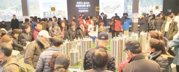 지난 1월 안양 만안구 ‘아르테자이’ 모델하우스에 몰린 사람들이 관계자의 설명을 듣고 있다. 연합뉴스