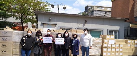 국제개발협력 NGO 지파운데이션이 남양주지역아동센터협의회에 아동영양제 등을 후원하고 있다. 협의회 제공