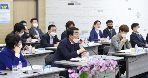 광명시청 중회의실에서 코로나19 대책과 구로차량기지이전 반대 등 현안사항 해결을 위한 간담회가 진행되고 있다. 양기대 당선인 제공