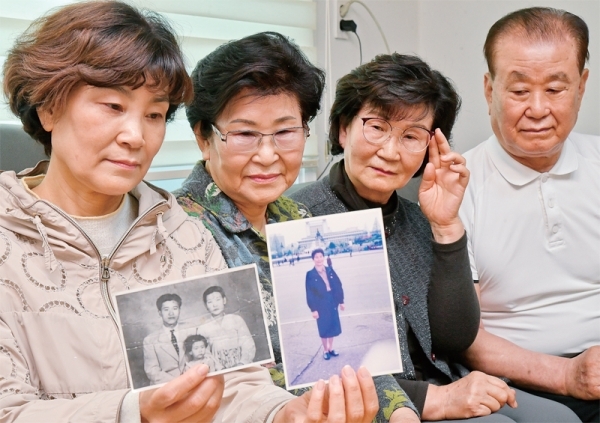 28일 오후 수원에 거주하는 (왼쪽부터) 백은숙(66)ㆍ백명숙(81)ㆍ백영자(77)ㆍ백영길씨(79) 남매가 북한에 남겨진 맏언니 백혜숙씨(86)의 사진을 보며 그리워하고 있다. 최근 문재인 대통령이 이산가족 상봉 추진 의사를 밝히면서 실향민들의 이산가족 상봉에 대한 기대감이 높아지고 있다. 윤원규기자