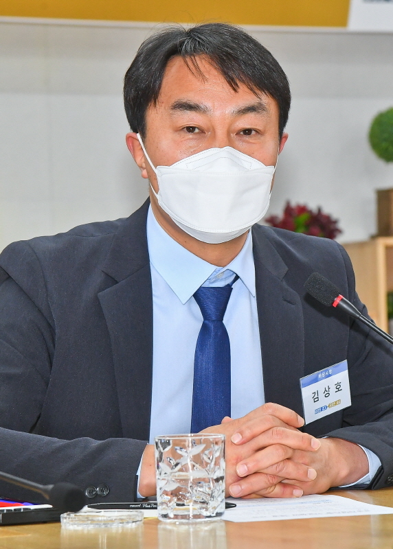 김상호 하남시장이 28일 오후 경기도청 상황실에서 열린 하남교산 공공주택지구(3기 신도시) 공동사업시행 기본협약 체결식에서 인사말을 하고 있다. 윤원규기자