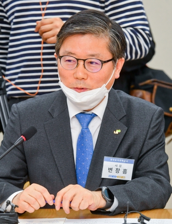 변창흠 한국토지주택공사 사장이 28일 오후 경기도청 상황실에서 열린 하남교산 공공주택지구(3기 신도시) 공동사업시행 기본협약 체결식에서 인사말을 하고 있다. 윤원규기자