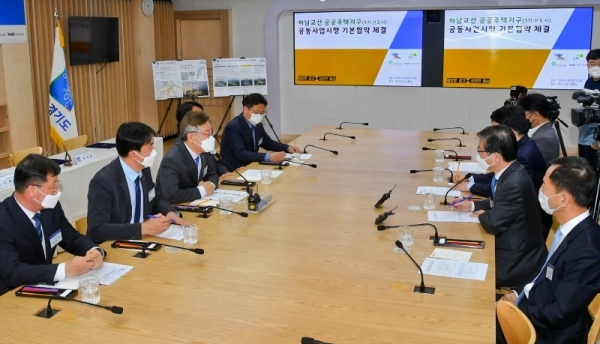 이재명 경기도지사가 28일 오후 경기도청 상황실에서 열린 하남교산 공공주택지구(3기 신도시) 공동사업시행 기본협약 체결식에서 인사말을 하고 있다. 윤원규기자
