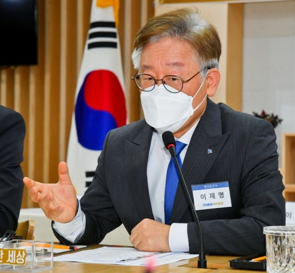 이재명 경기도지사가 28일 오후 경기도청 상황실에서 열린 하남교산 공공주택지구(3기 신도시) 공동사업시행 기본협약 체결식에서 인사말을 하고 있다. 윤원규기자