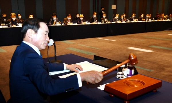28일 라마다프라자 수원호텔에서 열린 ‘경기도체육회 2020년도 정기대의원총회’에서 이원성 경기도체육회장과 대의원들이 안건 심의를 하고 있다.전형민기자