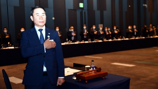 28일 라마다프라자 수원호텔에서 열린 ‘경기도체육회 2020년도 정기대의원총회’에서 이원성 경기도체육회장과 대의원들이 국민의례를 하고 있다.전형민기자