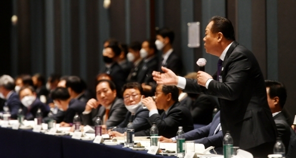 28일 라마다프라자 수원호텔에서 열린 ‘경기도체육회 2020년도 정기대의원총회’에서 대의원들이 심의안건과 관련 토론을 하고 있다.전형민기자