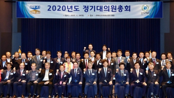 28일 라마다프라자 수원호텔에서 열린 ‘경기도체육회 2020년도 정기대의원총회’에서 이원성 경기도체육회장과 대의원들이 기념촬영을 하고 있다.전형민기자