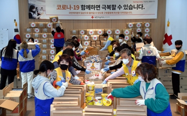 28일 수원시 권선구 대한적십자사 경기도지사에서 적십자봉사원과 대학RCY 단원들이 도내 코로나19 전담 의료원 6곳 (수원, 의정부, 파주, 이천, 안성, 포천의료원)에 전달할 응원 간식 세트를 만들고 있다. 건강즙, 에너지바 등으로 구성된 간식 세트는 황금연휴 기간에도 코로나19 대응을 위해 근무하는 의료진을 응원하기 위해 마련됐다.전형민기자