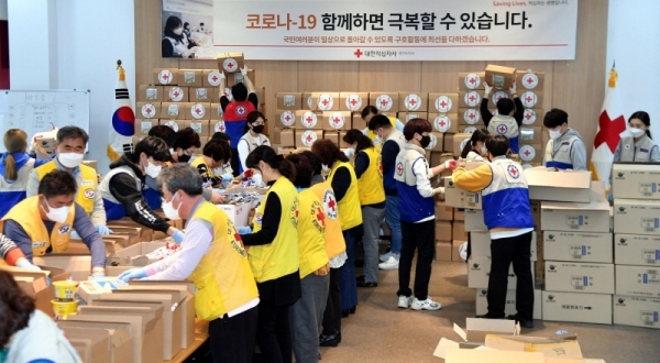 28일 수원시 권선구 대한적십자사 경기도지사에서 적십자봉사원과 대학RCY 단원들이 도내 코로나19 전담 의료원 6곳 (수원, 의정부, 파주, 이천, 안성, 포천의료원)에 전달할 응원 간식 세트를 만들고 있다. 건강즙, 에너지바 등으로 구성된 간식 세트는 황금연휴 기간에도 코로나19 대응을 위해 근무하는 의료진을 응원하기 위해 마련됐다.전형민기자
