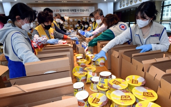28일 수원시 권선구 대한적십자사 경기도지사에서 적십자봉사원과 대학RCY 단원들이 도내 코로나19 전담 의료원 6곳 (수원, 의정부, 파주, 이천, 안성, 포천의료원)에 전달할 응원 간식 세트를 만들고 있다. 건강즙, 에너지바 등으로 구성된 간식 세트는 황금연휴 기간에도 코로나19 대응을 위해 근무하는 의료진을 응원하기 위해 마련됐다.전형민기자