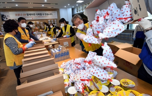 28일 수원시 권선구 대한적십자사 경기도지사에서 적십자봉사원과 대학RCY 단원들이 도내 코로나19 전담 의료원 6곳 (수원, 의정부, 파주, 이천, 안성, 포천의료원)에 전달할 응원 간식 세트를 만들고 있다. 건강즙, 에너지바 등으로 구성된 간식 세트는 황금연휴 기간에도 코로나19 대응을 위해 근무하는 의료진을 응원하기 위해 마련됐다.전형민기자
