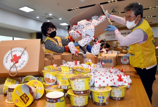 28일 수원시 권선구 대한적십자사 경기도지사에서 적십자봉사원과 대학RCY 단원들이 도내 코로나19 전담 의료원 6곳 (수원, 의정부, 파주, 이천, 안성, 포천의료원)에 전달할 응원 간식 세트를 만들고 있다. 건강즙, 에너지바 등으로 구성된 간식 세트는 황금연휴 기간에도 코로나19 대응을 위해 근무하는 의료진을 응원하기 위해 마련됐다.전형민기자