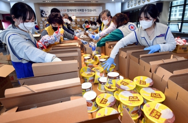 28일 수원시 권선구 대한적십자사 경기도지사에서 적십자봉사원과 대학RCY 단원들이 도내 코로나19 전담 의료원 6곳 (수원, 의정부, 파주, 이천, 안성, 포천의료원)에 전달할 응원 간식 세트를 만들고 있다. 건강즙, 에너지바 등으로 구성된 간식 세트는 황금연휴 기간에도 코로나19 대응을 위해 근무하는 의료진을 응원하기 위해 마련됐다.전형민기자