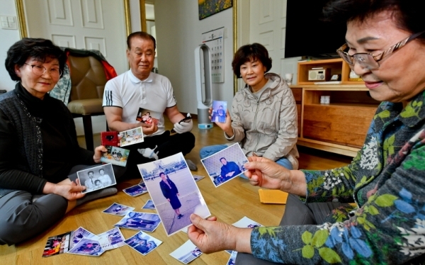 지난 27일 문재인 대통령이 “코로나 상황 안정되는 대로 이산가족 상봉 추진하겠다”고 밝히며, 2018년 이후 논의에만 그쳤던 이산가족 상봉 다시 이뤄질 수 있을지 기대감이 높아지고 있다.28일 오후 수원에서 거주하는 (왼쪽부터) 백영자(77),백영길(79),백은숙(66) ,백명숙씨(81)씨 남매가 북에 남은 언니와 가족사진을 보고 그리워하고 있다. 윤원규기자