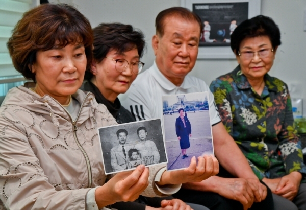 지난 27일 문재인 대통령이 “코로나 상황 안정되는 대로 이산가족 상봉 추진하겠다”고 밝히며, 2018년 이후 논의에만 그쳤던 이산가족 상봉 다시 이뤄질 수 있을지 기대감이 높아지고 있다.28일 오후 수원에서 거주하는 (왼쪽부터) 백은숙(66),백명숙씨(81),백영자(77),백영길(79)씨 남매가 북에 남은 언니의 사진을 보고 그리워하고 있다. 윤원규기자