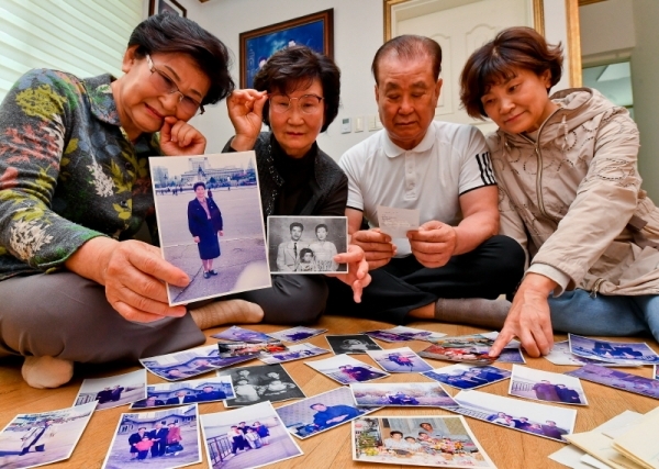 지난 27일 문재인 대통령이 “코로나 상황 안정되는 대로 이산가족 상봉 추진하겠다”고 밝히며, 2018년 이후 논의에만 그쳤던 이산가족 상봉 다시 이뤄질 수 있을지 기대감이 높아지고 있다.28일 오후 수원에서 거주하고 있는 (왼쪽부터) 백명숙씨(81),백영자(77),백영길(79),백은숙(66)씨 남매가 북에 남은 언니와 가족사진을 보고 그리워하고 있다. 윤원규기자