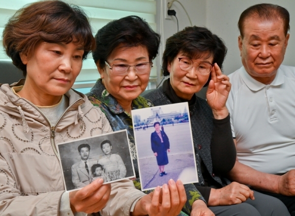 지난 27일 문재인 대통령이 “코로나 상황 안정되는 대로 이산가족 상봉 추진하겠다”고 밝히며, 2018년 이후 논의에만 그쳤던 이산가족 상봉 다시 이뤄질 수 있을지 기대감이 높아지고 있다.28일 오후 수원에서 거주하는 (왼쪽부터) 백은숙(66),백명숙씨(81),백영자(77),백영길(79)씨 남매가 북에 남은 언니의 사진을 보고 그리워하고 있다. 윤원규기자