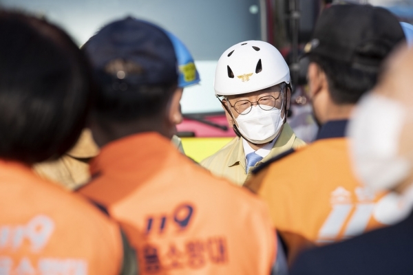 이재명 경기도지사가 29일 오후 이천시 모가면 물류창고 신축공사장 화재 현장을 찾아 소방 관계자들로부터 화재 진압 및 구조 상황 등을 보고 받으며 현장을 살펴보고 있다.