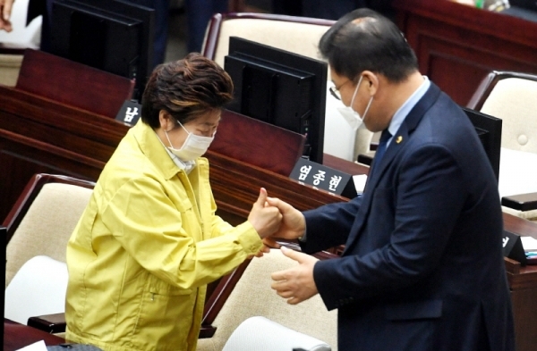29일 제343회 임시회 제2차 본회의에서 의원들이 코로나19 예방을 위해 주먹인사를 하고 있다.전형민기자