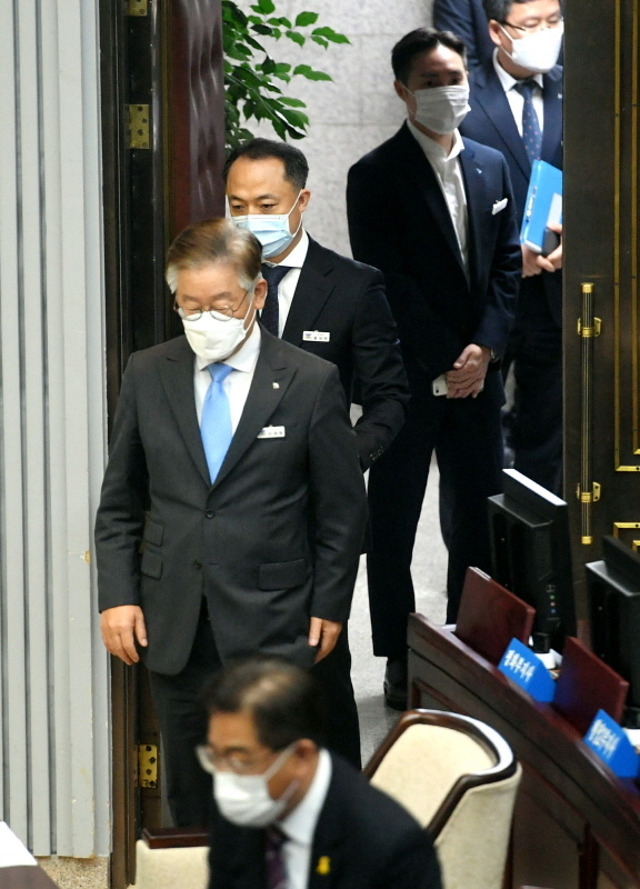 제343회 임시회 제2차 본회의가 열린 29일 이재명 경기도지사가 본회의장에 입장하고 있다.전형민기자