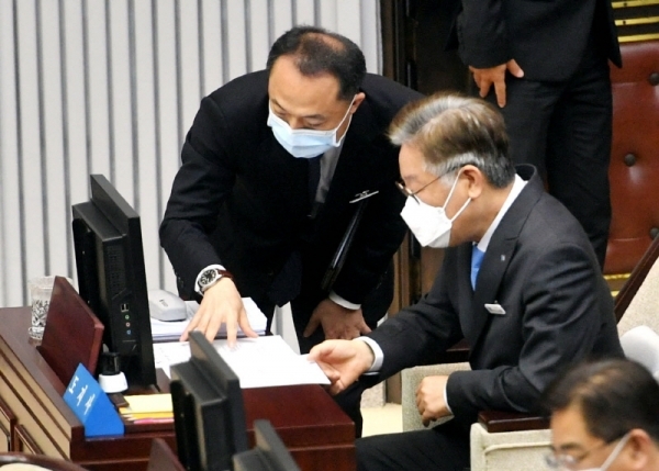 이재명 경기도지사가 29일 제343회 임시회 제2차 본회의 개의에 앞서 상정 안건을 살펴보고 있다.전형민기자