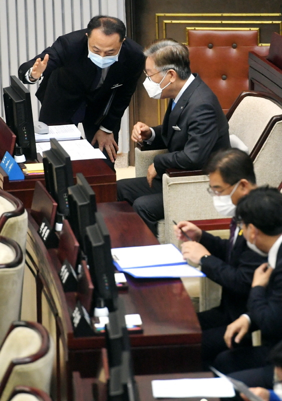 이재명 경기도지사가 29일 제343회 임시회 제2차 본회의 개의에 앞서 상정 안건을 살펴보고 있다.전형민기자
