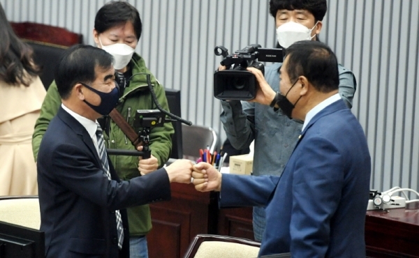 29일 제343회 임시회 제2차 본회의에서 의원들이 코로나19 예방을 위해 주먹인사를 하고 있다.전형민기자