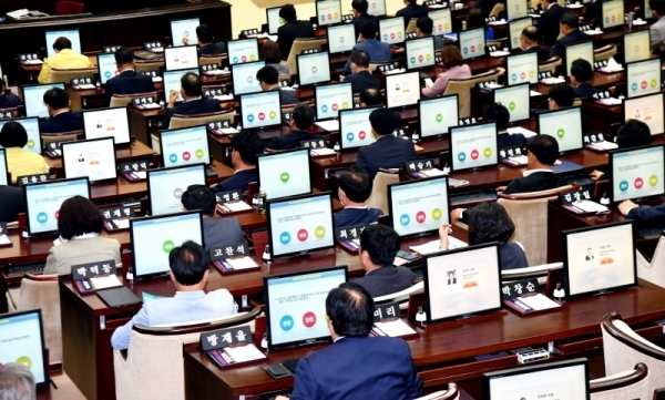 경기도의회는 29일 열린 제343회 임시회 제2차 본회의에서 안전행정위원회가 제출한 경기도 재난기본소득 조례 일부개정 건의안 등 107건의 조례안을 의결하고 폐회 했다.전형민기자