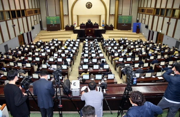 경기도의회는 29일 열린 제343회 임시회 제2차 본회의에서 안전행정위원회가 제출한 경기도 재난기본소득 조례 일부개정 건의안 등 107건의 조례안을 의결하고 폐회 했다.전형민기자