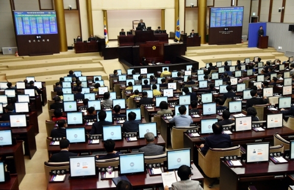 경기도의회는 29일 열린 제343회 임시회 제2차 본회의에서 안전행정위원회가 제출한 경기도 재난기본소득 조례 일부개정 건의안 등 107건의 조례안을 의결하고 폐회 했다.전형민기자