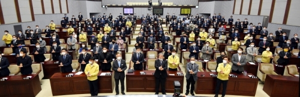 ‘코로나19’ 바이러스와 싸우는 의료진에게 존경을 표하는 “덕분에 챌린지” 대국민 캠페인이 29일 경기도의회 본회의장에서 열려 이재명 경기도지사, 송한준 경기도의회 의장, 이재정 경기도교육감과 경기도의원, 관계 공무원 등 참석자들이 감사의 마음을 담은 손동작과 구호제창을 하고 있다.전형민기자