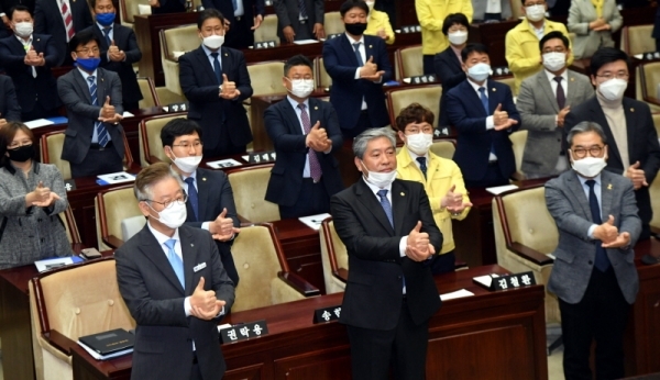 ‘코로나19’ 바이러스와 싸우는 의료진에게 존경을 표하는 “덕분에 챌린지” 대국민 캠페인이 29일 경기도의회 본회의장에서 열려 이재명 경기도지사, 송한준 경기도의회 의장, 이재정 경기도교육감과 경기도의원, 관계 공무원 등 참석자들이 감사의 마음을 담은 손동작과 구호제창을 하고 있다.전형민기자
