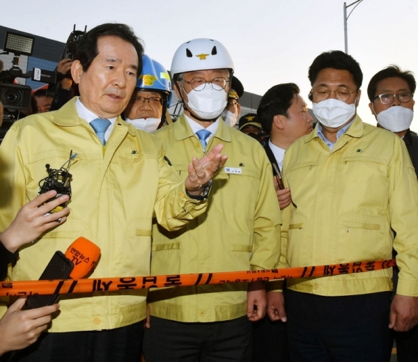 정세균 국무총리와 이재명 경기도지사가 29일 이천시 모가면의 한 물류창고 공사장 화재 현장에서 관계자들을 격려하고 있다.전형민기자