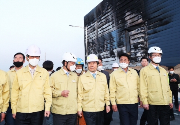 정세균 국무총리와 이재명 경기도지사가 29일 이천시 모가면의 한 물류창고 공사장 화재 현장을 둘러보고 있다.전형민기자