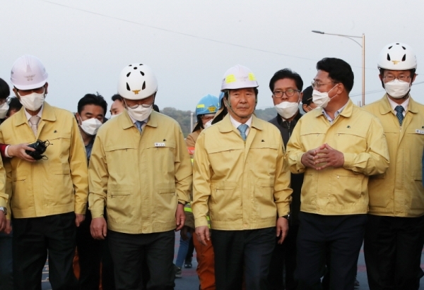 정세균 국무총리와 이재명 경기도지사가 29일 이천시 모가면의 한 물류창고 공사장 화재 현장을 둘러보고 있다.전형민기자