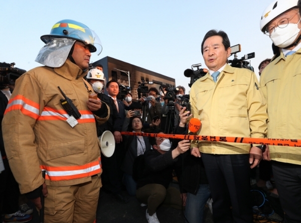 정세균 국무총리와 이재명 경기도지사가 29일 이천시 모가면의 한 물류창고 공사장 화재 현장을 둘러보고 있다.전형민기자