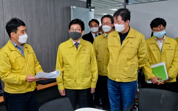 조명래 환경부장관과 김희겸 경기도 행정1부지사 등 관계자들이 29일 경기도청북부청사 아프리카돼지열병(ASF)현장 상황실를 찾아 현장 직원들을 격려하고 있다. 윤원규기자