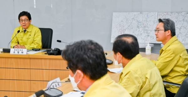 조명래 환경부장관과 김희겸 경기도 행정1부지사 등 관계자들이 29일 경기도청북부청사 회의실에서 아프리카돼지열병(ASF) 상황회의를 하고 있다. 윤원규기자