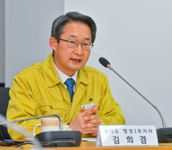 김희겸 경기도 행정1부지사가 29일 경기도청북부청사 회의실에서 아프리카돼지열병(ASF) 상황회의에서 발언하고 있다. 윤원규기자