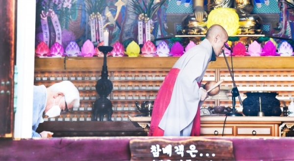 29일 불기 2564년 부처님 오신날을 하루 앞두고 인천시 남동구 약사사 대웅전에서 스님과 불자가 기도를 하고 있다. 장용준기자