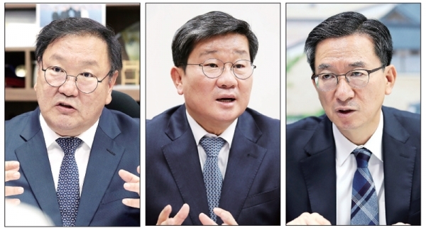 더불어민주당 21대 국회 첫 원내대표 경선에 출마하는 (왼쪽부터) 김태년, 전해철, 정성호 의원이 29일 오후 국회 의원회관에서 각각 인터뷰를 하고 있다. 연합뉴스